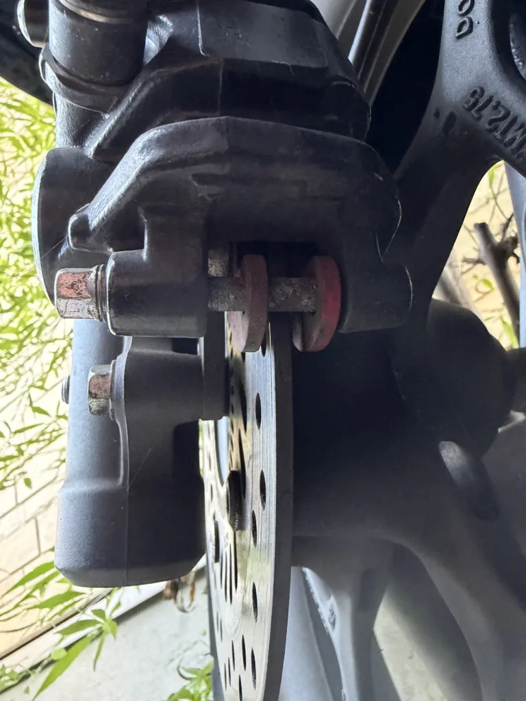 PCX125メンテナンスでフロントブレーキパッドをキャリパー下から確認