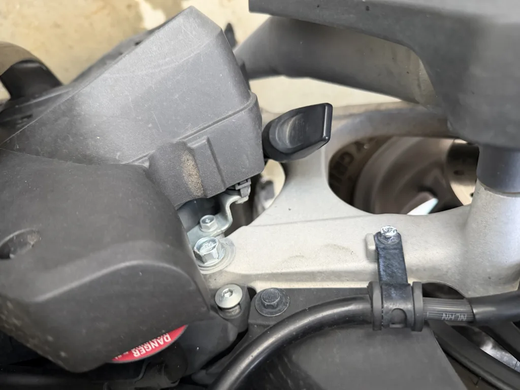 PCX125メンテナンスでオイルゲージをペーパータオルで拭き取る様子